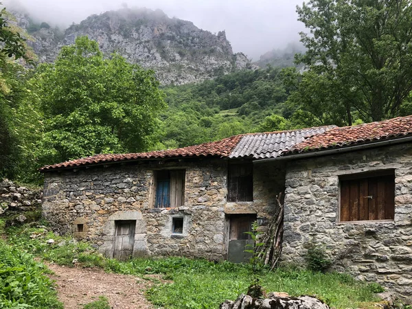 Casa Pedra Velha Nas Montanhas — Fotografia de Stock