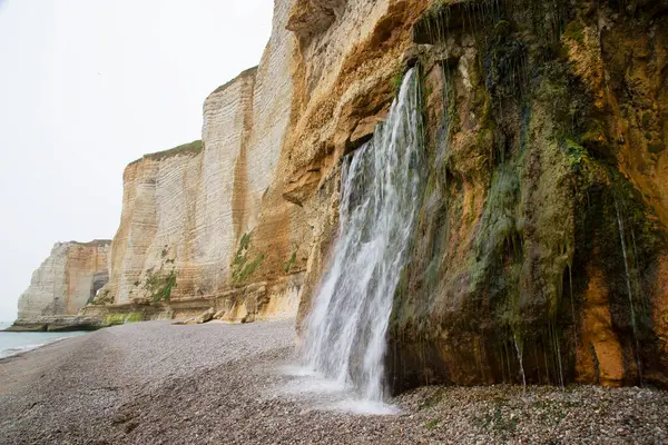 Dağlarda güzel bir şelale