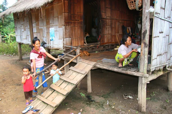 Küçük Tayland köyündeki insanlar
