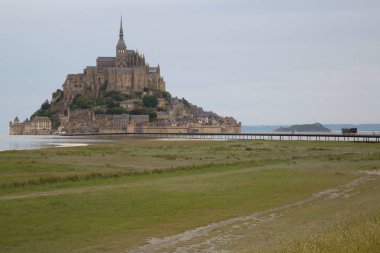 Le Mont-Saint-Michel Fransa 'nın Normandiya kentinde yer alan gelgit adası ve büyük bir kaledir.