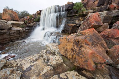 Dağlarda güzel bir şelale 