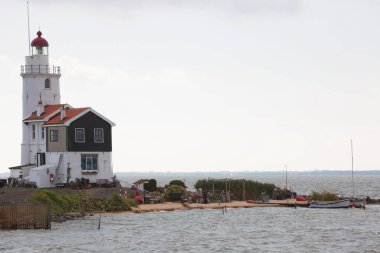Eski deniz feneri ve ada kıyısında ve uzun iskelede yaşam alanı