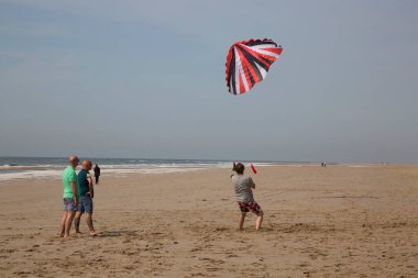 Sahilde uçurtmalı turist manzarası 