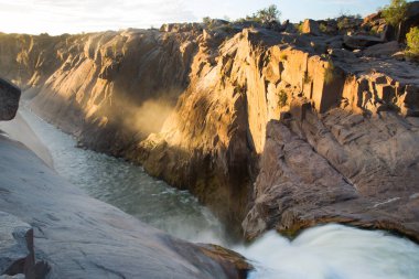 Dağlardaki güzel nehir manzarası