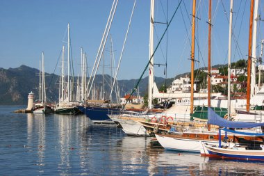 Deniz limanında yatlar ve tekneler 