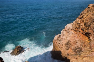 Keskin kayalar, dik uçurumlar, düşük büyüyen çalılıklar ve gizli kumsal parçaları ile kıyı boyunca uzanan engebeli doğa bölgesi, yüksek dalgalar kıyı boyunca kırdıyor ve sıçrıyor.