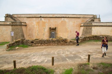 Eski kalenin yakınındaki turistler