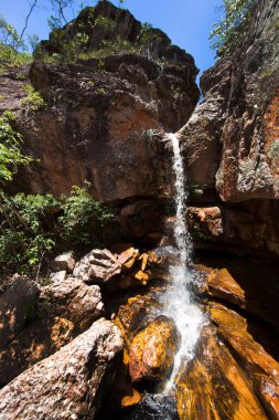 Şelaleli büyük taşların doğal manzarası.