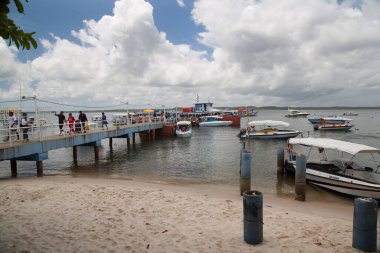 Tekneler ve insanlarla deniz manzarası