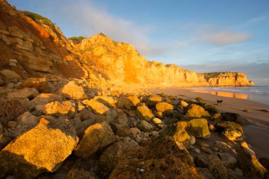 Gün batımında Rocky Sahili