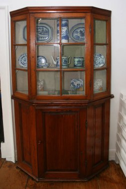 Pencereli eski ahşap kapı