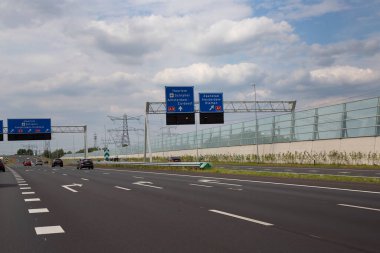 Otobanda hareket eden arabaların görüntüsü, gün ışığı görüntüsü