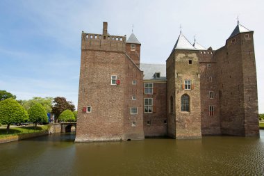 Görkemli eski demirli kale