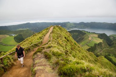 Turistler dağlarda yürüyor ve dinleniyorlar