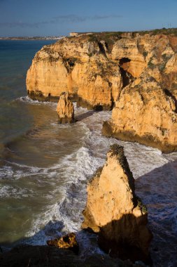 Güzel kayalık deniz manzarası