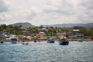 Rıhtımda demirlemiş teknelerin manzarası 