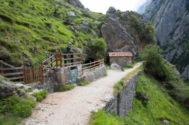 Dağ nehri kıyısında eski bir ev.