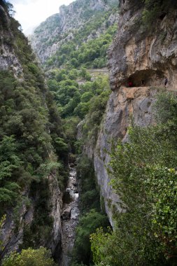 Nehrin yeşil kayalar arasındaki güzel manzarası.
