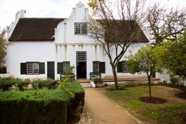 Tipik tarihi Hollanda sömürge çiftlikleri ve kırsal bir şehrin sokaklarındaki ev