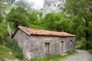 Dağlardaki eski taş ev.