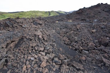 Güzel dağ manzarasında volkanik kayalar
