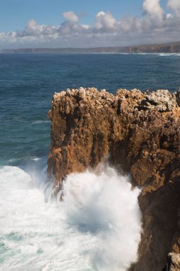 Keskin kayalar, dik uçurumlar, düşük büyüyen çalılıklar ve gizli kumsal parçaları ile kıyı boyunca uzanan engebeli doğa bölgesi, yüksek dalgalar kıyı boyunca kırdıyor ve sıçrıyor.