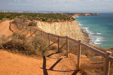 Güzel kayalık deniz manzarası