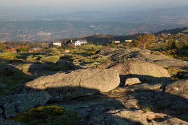 Dağlardaki köyün manzarası