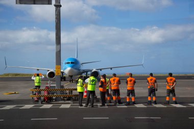 Bir uçağın, yer ekibinin havaalanına gelişi 