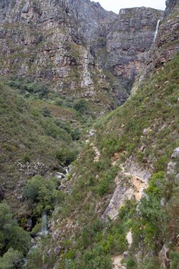 Dağları ve nehri olan güzel bir manzara.