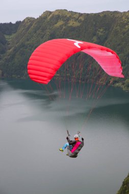 Paraglider uçuyor. Etkin spor konsepti