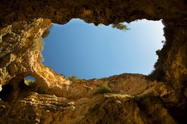 Dağlardaki mağaranın güzel manzarası
