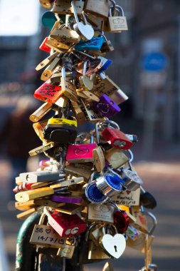 Aşıklar, aşklarını ve bağlılıklarını ya da ilk tatil aşklarını hatırlamak için üzerinde tarih ve isimlerin yazılı olduğu bir aşk kilidi takarlar.