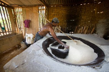 Kaya fırınında un karıştıran adam, seyahat vuruşu.