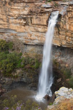 Dağlarda güzel bir şelale 