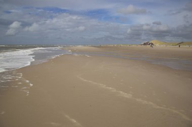 Gökyüzü bulutlu güzel bir sahil.