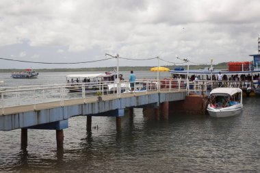 Tekneler ve insanlarla deniz manzarası