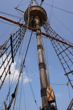 Sudaki ahşap mutfak ayrıntıları. 