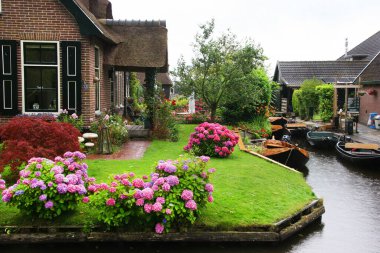 Hollanda 'daki Giethoorn köyünün sakin manzarası