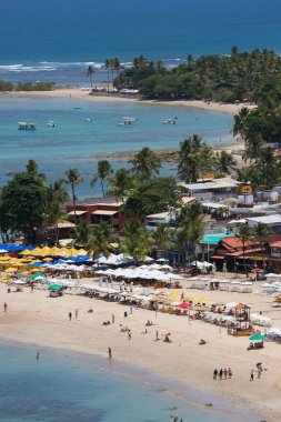 Gün ışığında halk plajı manzarası yükseldi