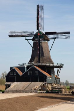 Tekneyle getirilen ve kanaldan işlenen ağaç gövdeleri için hala yel değirmeninde çalışan tarihi eser.