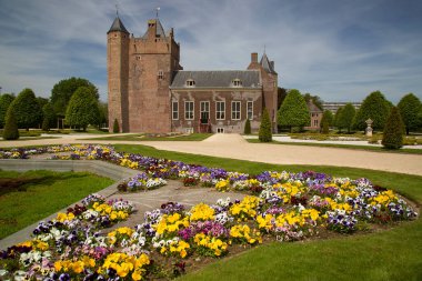 Bağlı şato ve geniş resmi bahçe, hanım evlatları, Viola, çiçek sınırları.