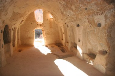Mağara evleri ve kiliseler volkanik kayalara oyulmuş. Kapıları, pencereleri ve iç odaları var.