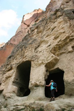 Dağlarda yürüyen bir kadın.