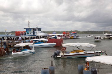 Tekneler ve insanlarla deniz manzarası