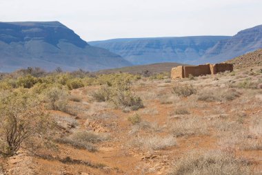 Çöldeki terk edilmiş eski ev. 
