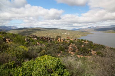 Güney Afrika 'nın Karoo çölündeki bir dağ geçidinde tipik aşınmış kaya oluşumu.