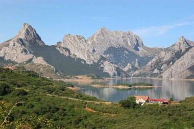 Dağlardaki güzel göl manzarası