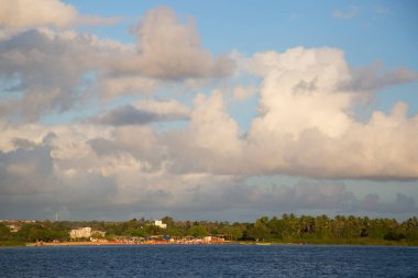 Feribottan sahil köyü manzarası 