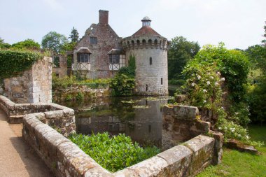 Güzel şato mimarisinin manzarası.